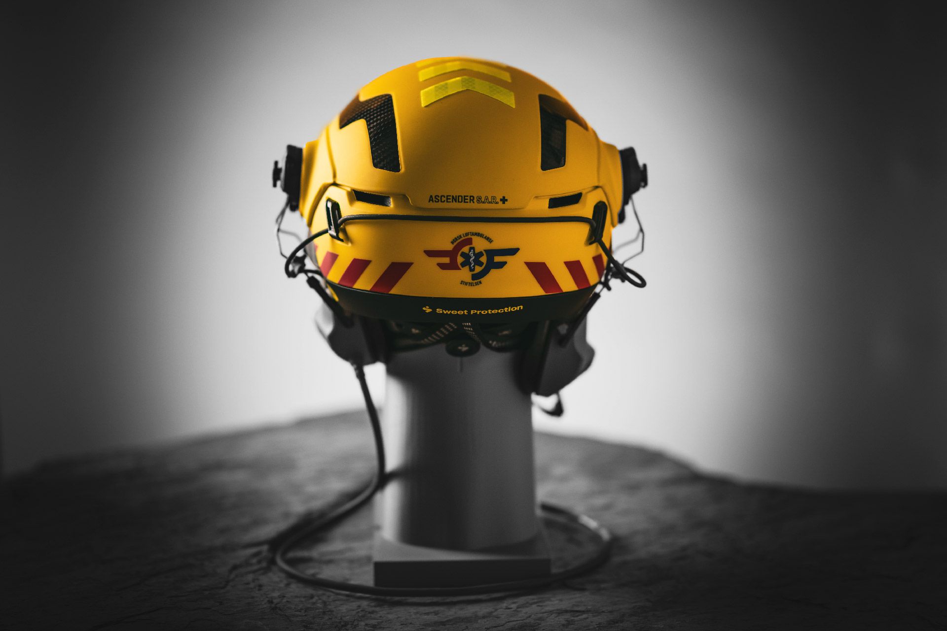 Ascender SAR helmet in Norsk Luftambulanse livery